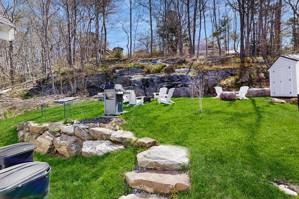 Iconic downtown retreat with firepit & fireplace- walk to Harbor Footbridge