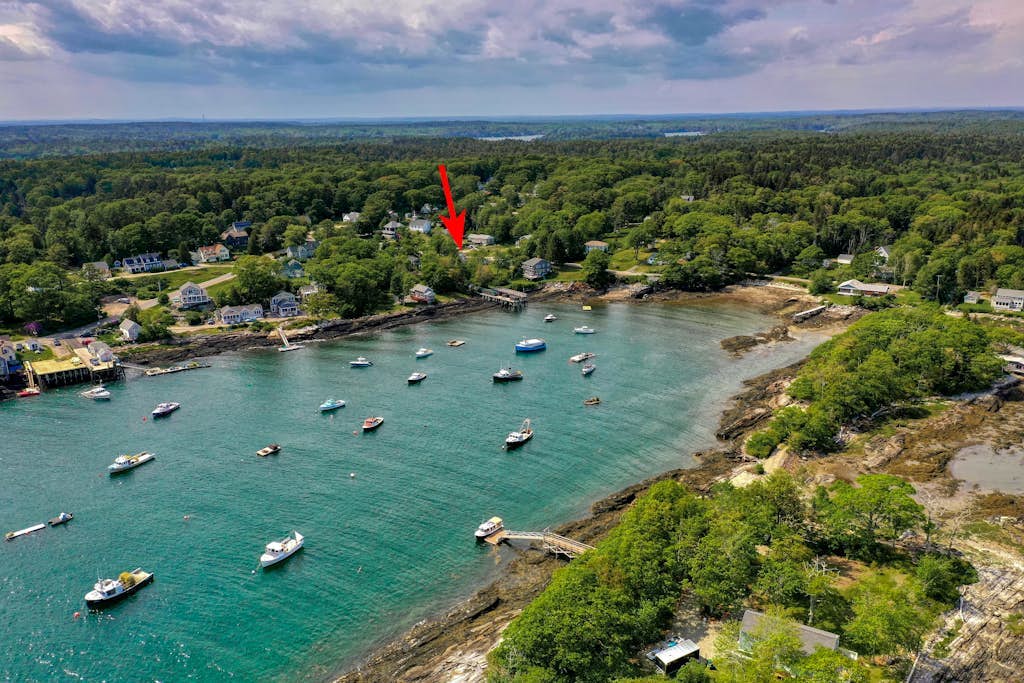 Dog-friendly home with high-speed WiFi, washer/dryer, & private dock