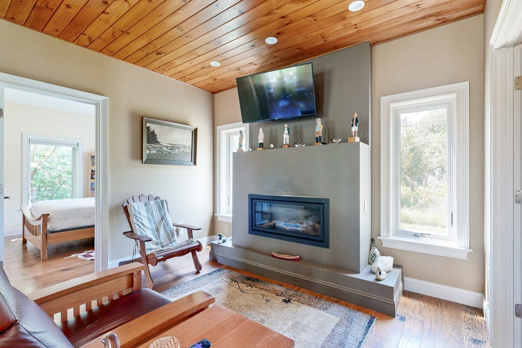 Dog-friendly home with high-speed WiFi, washer/dryer, & private dock