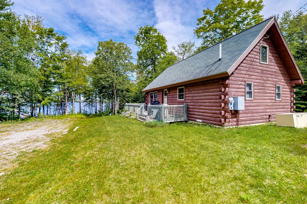 Lucky Lakefront Log Cabin