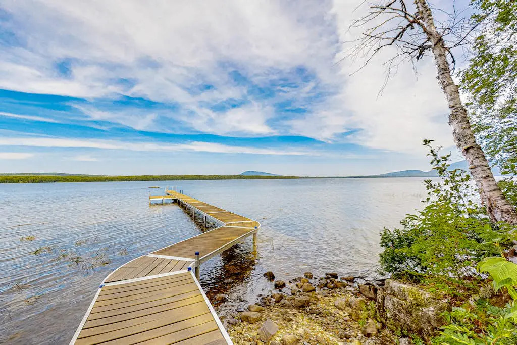 Lucky Lakefront Log Cabin