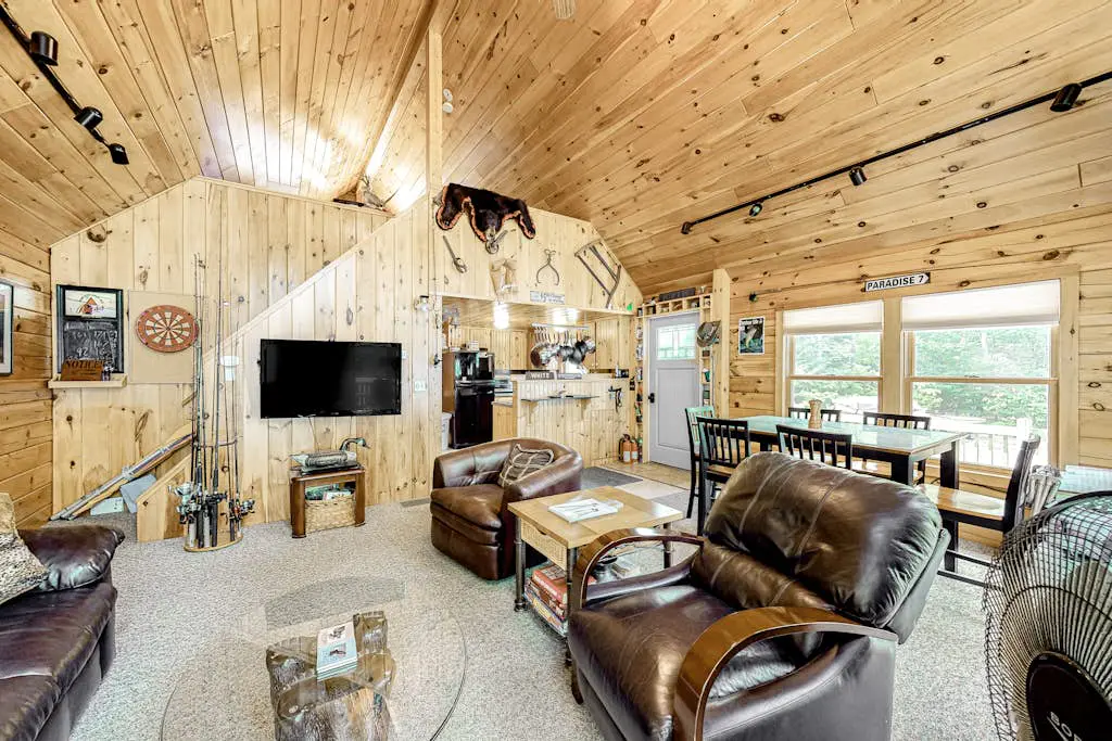 Lucky Lakefront Log Cabin