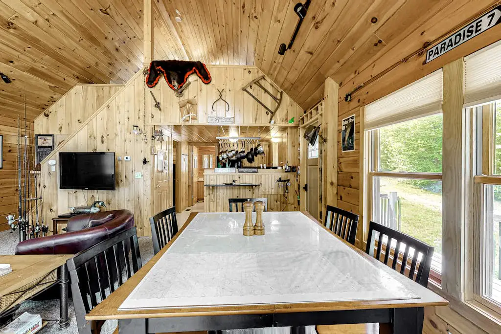 Lucky Lakefront Log Cabin