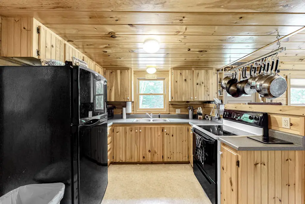 Lucky Lakefront Log Cabin
