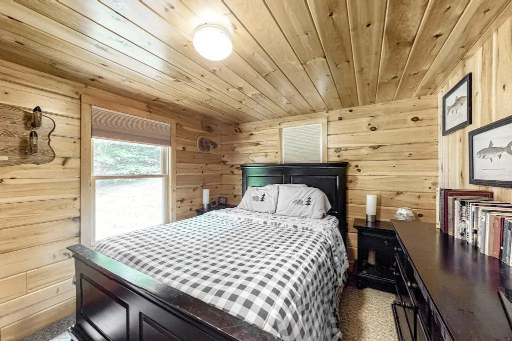Lucky Lakefront Log Cabin