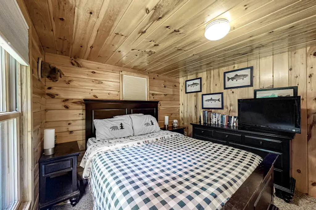 Lucky Lakefront Log Cabin