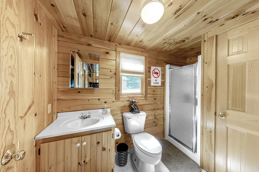 Lucky Lakefront Log Cabin