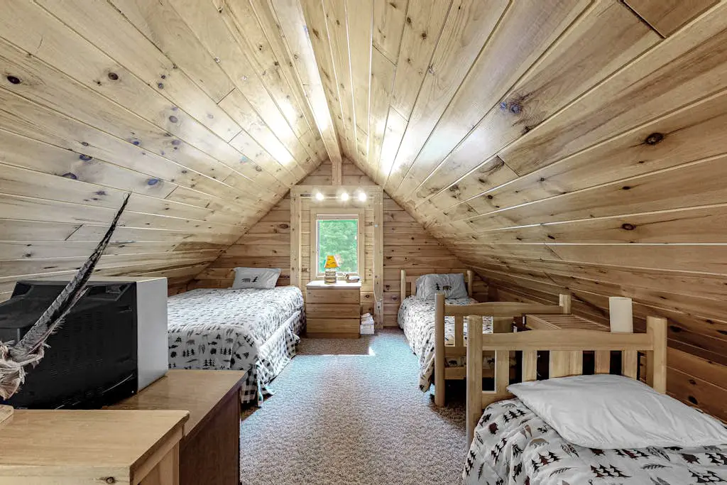 Lucky Lakefront Log Cabin