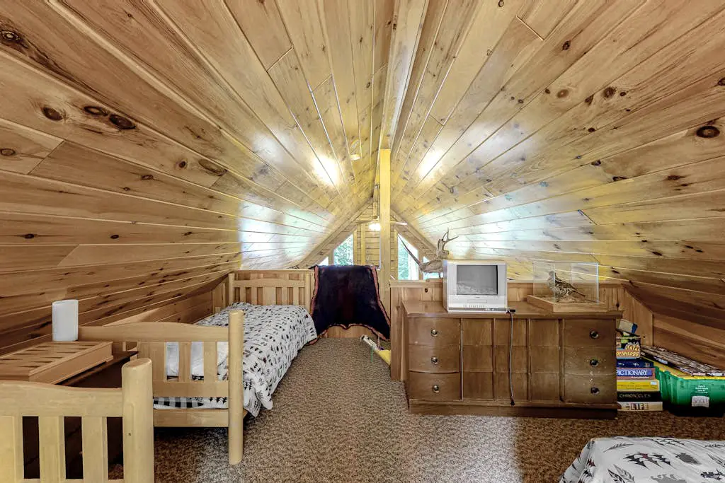 Lucky Lakefront Log Cabin