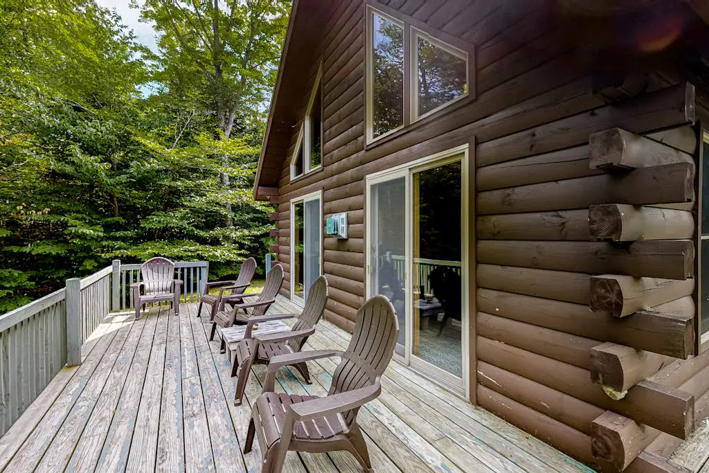 Lucky Lakefront Log Cabin