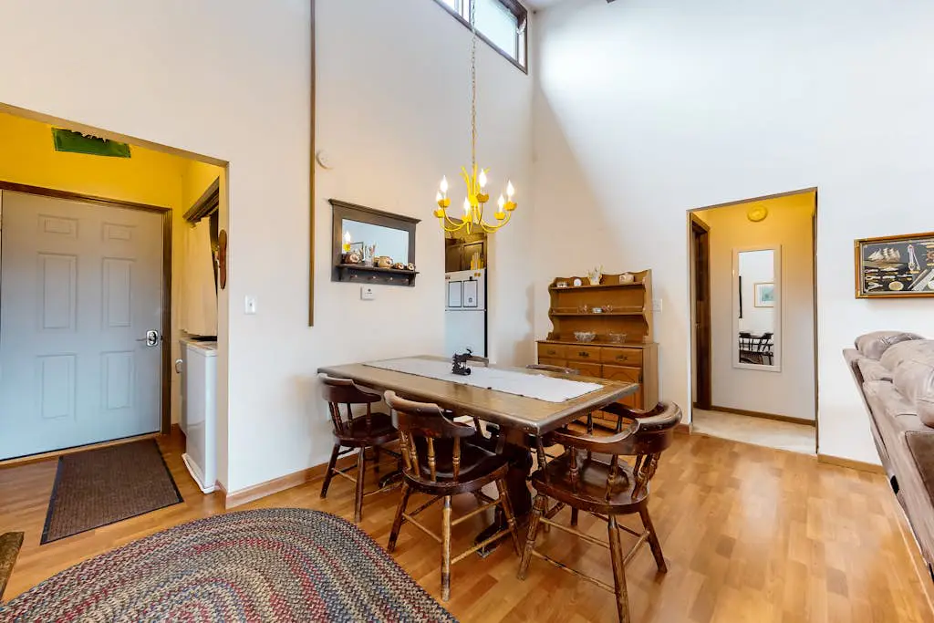 Lakeview Condo