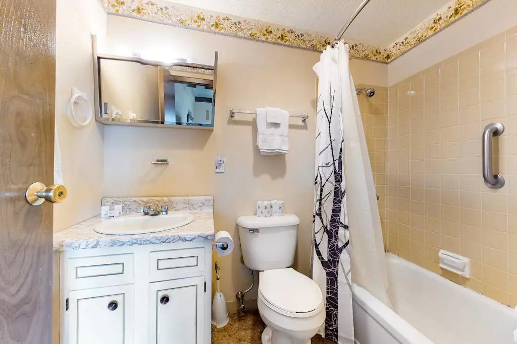 Lakeview Condo