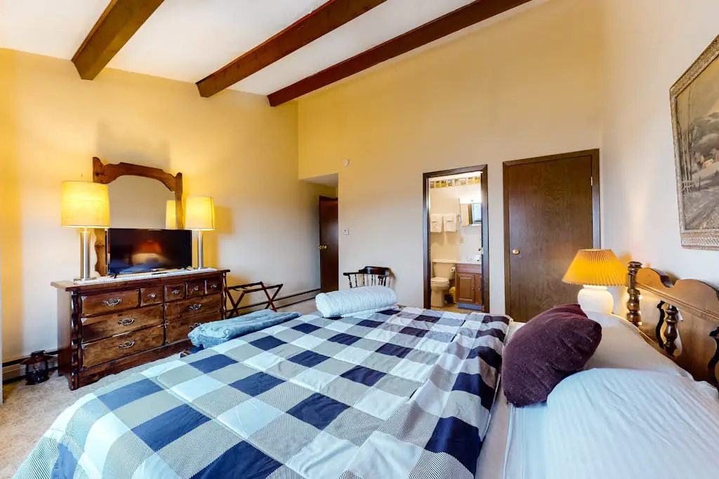 Lakeview Condo