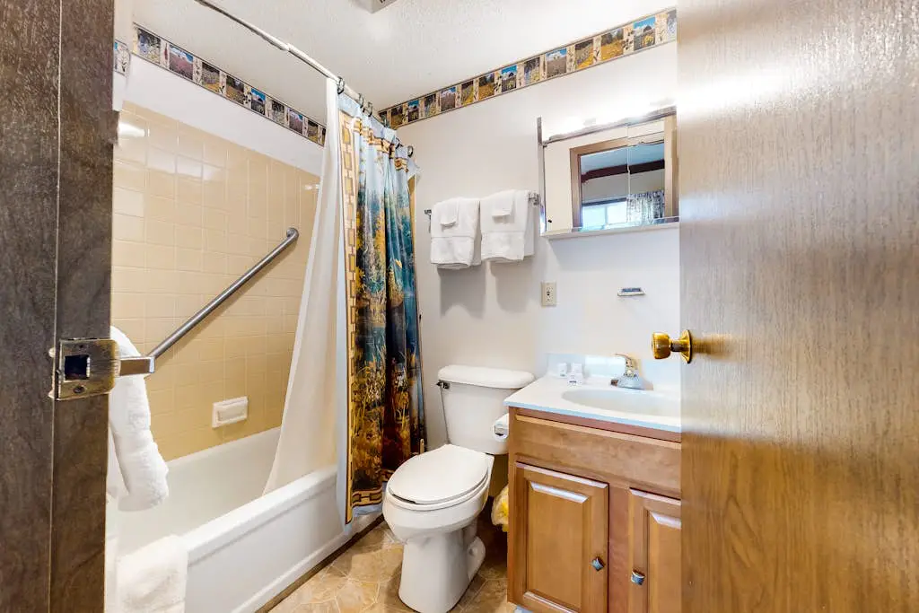 Lakeview Condo