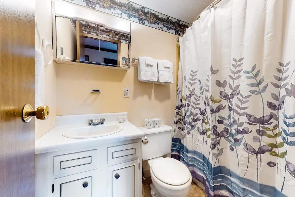 Lakeview Condo
