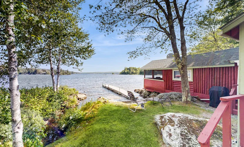 Secluded lakefront cottage great views, dock & boat launch