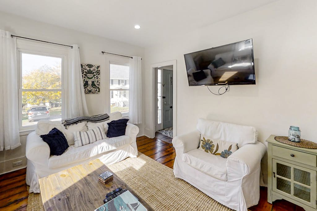 Coastal home with new, full kitchen, walkable downtown location