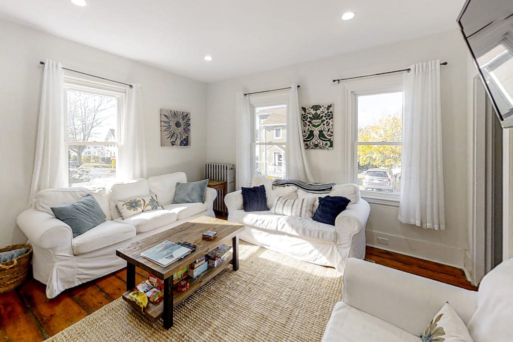 Coastal home with new, full kitchen, walkable downtown location