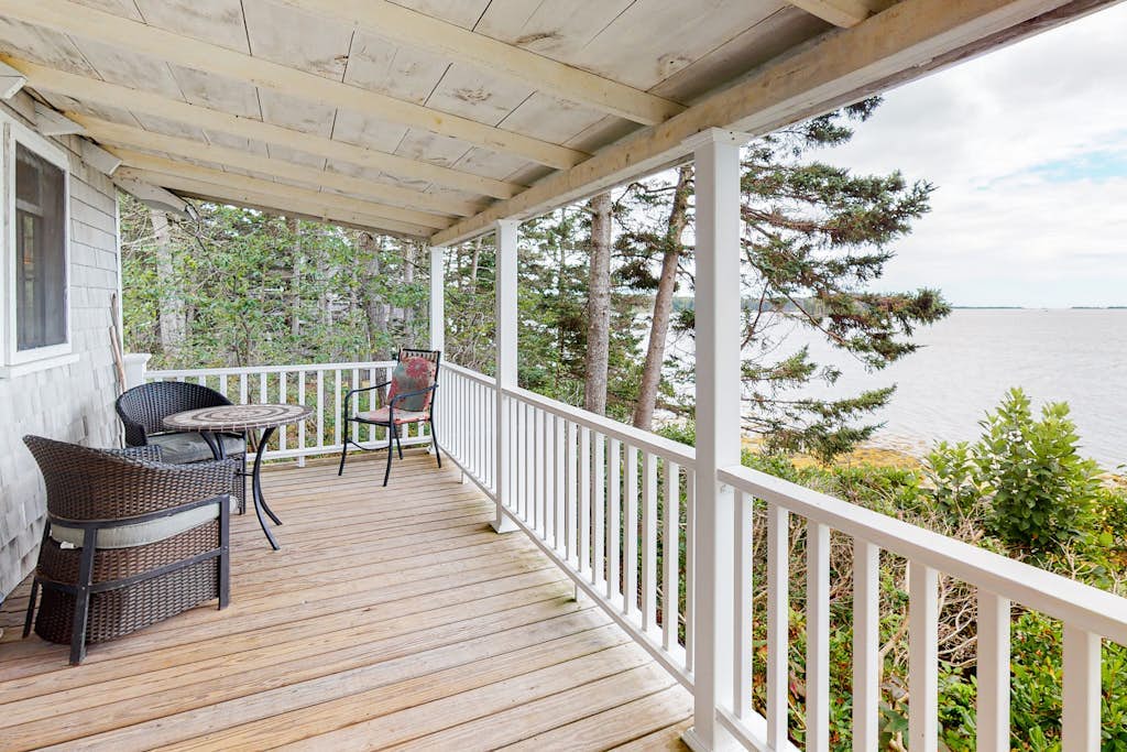 Dog-friendly oceanfront cottage with views
