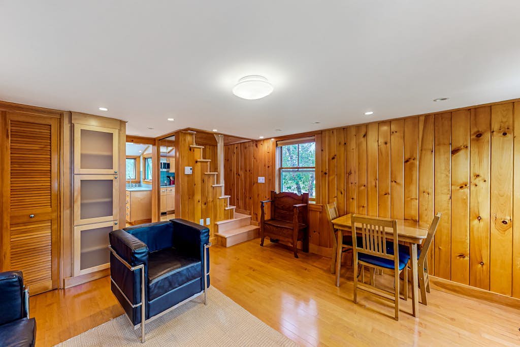 Well-equipped cottage with modern touches, WiFi, gas grill, & beautiful views