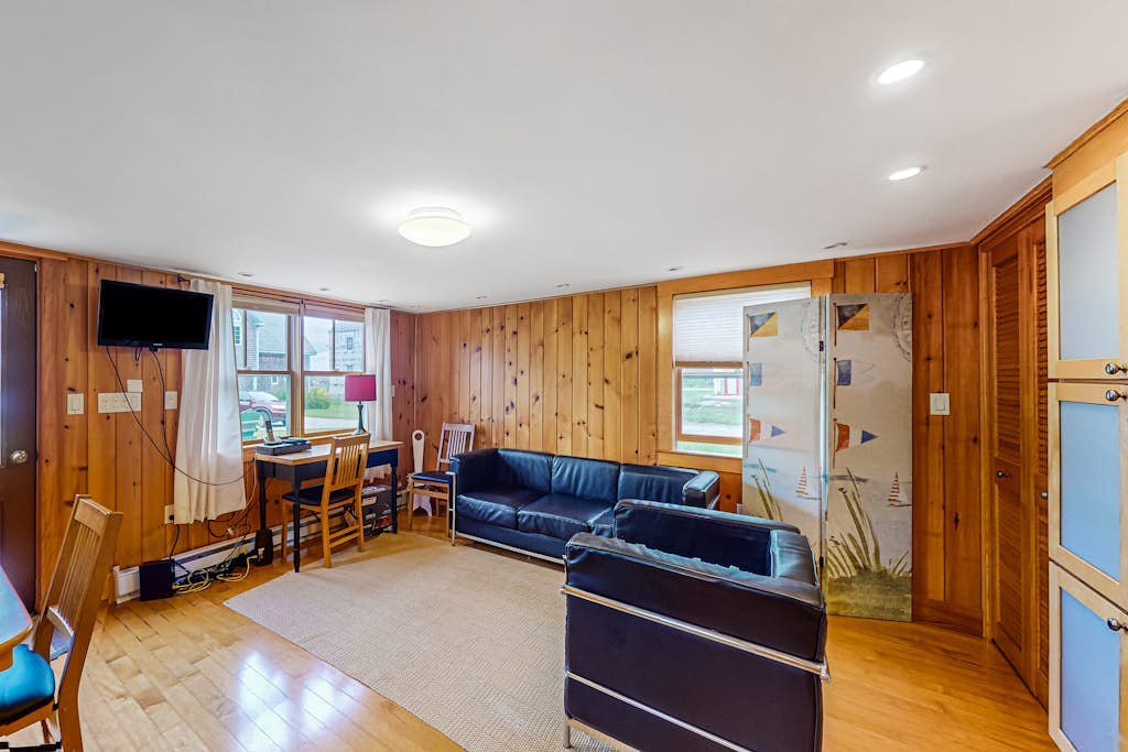 Well-equipped cottage with modern touches, WiFi, gas grill, & beautiful views