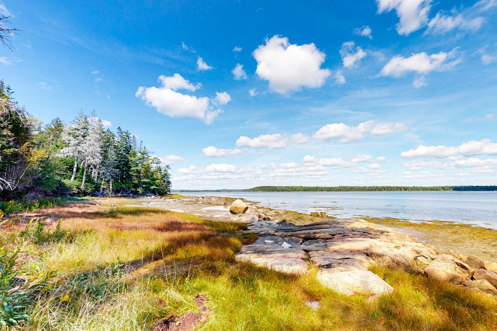 Dog-friendly, bayfront home w/rocky beach, full kitchen, washer/dryer & firepit