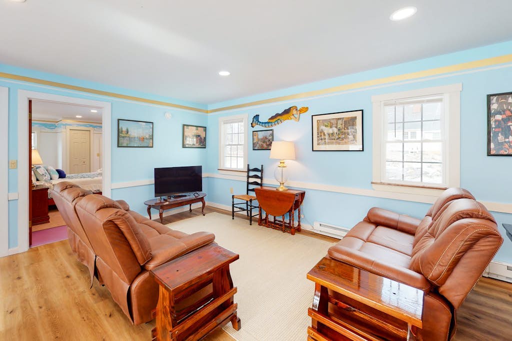 Spacious single-level duplex with fast WiFi, two full kitchens, deck, & yard
