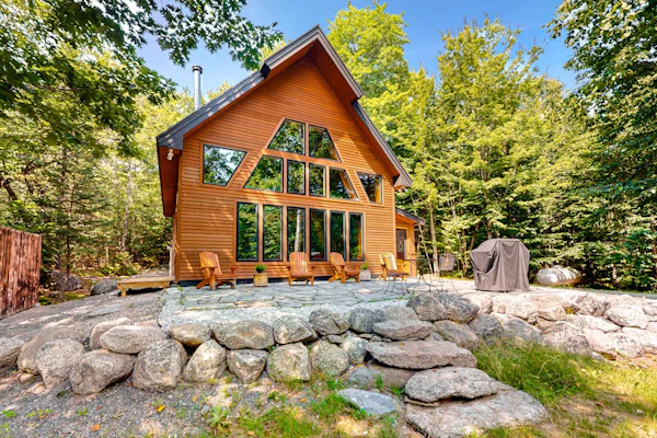 The Cabin on 32 wooded acres - tranquil new-build with sauna & forested views