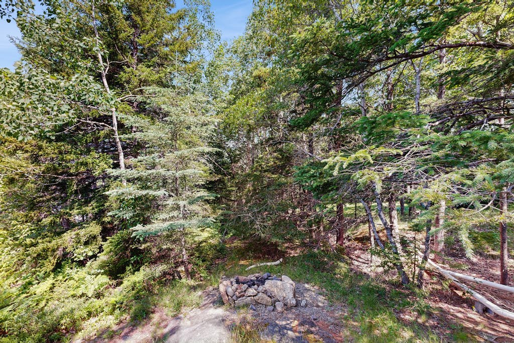 Secluded Sunset Point mountain top cabin, wifi, Dish TV, firepit