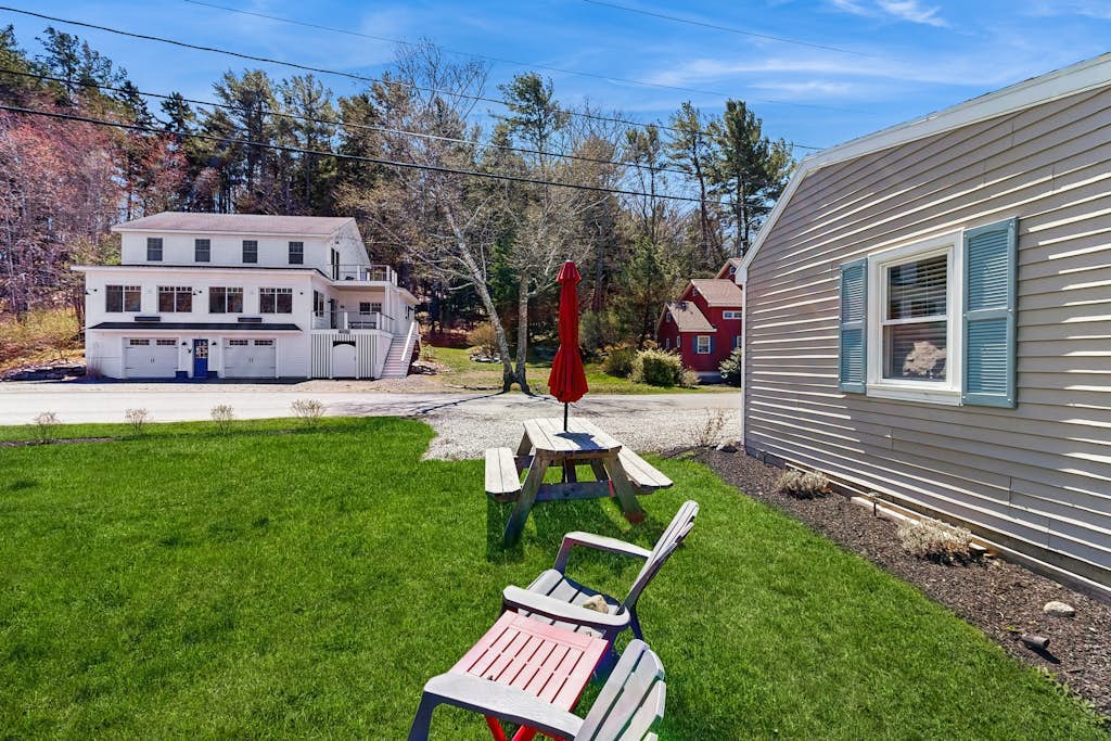 Well-located, dog-friendly home - walk to footbridge & Barrett Park