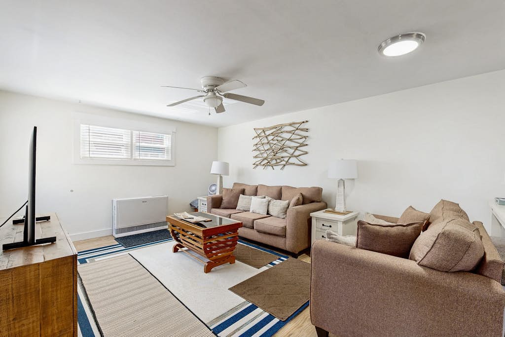 Well-located, dog-friendly home - walk to footbridge & Barrett Park