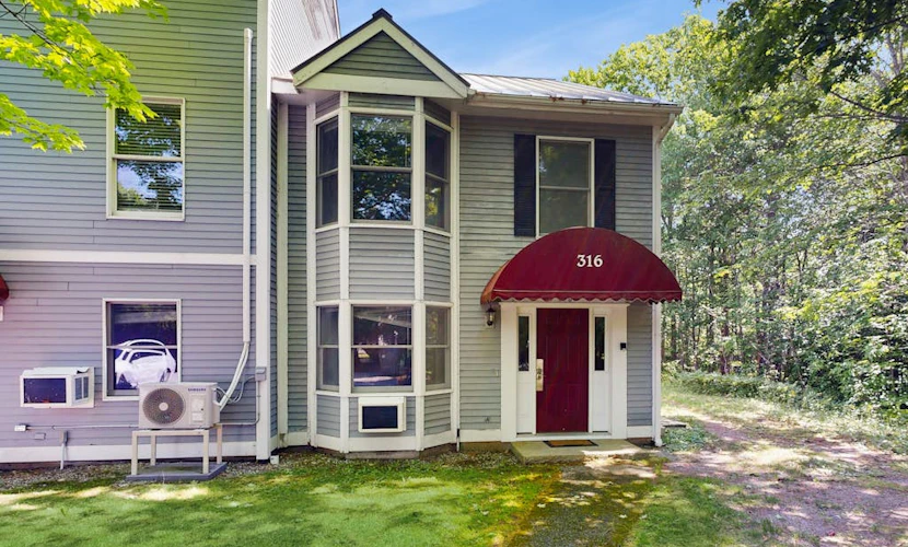 Bay View Dog-Friendly Townhouse w/Porch, Gas Grill, Washer/Dryer, Partial A/C