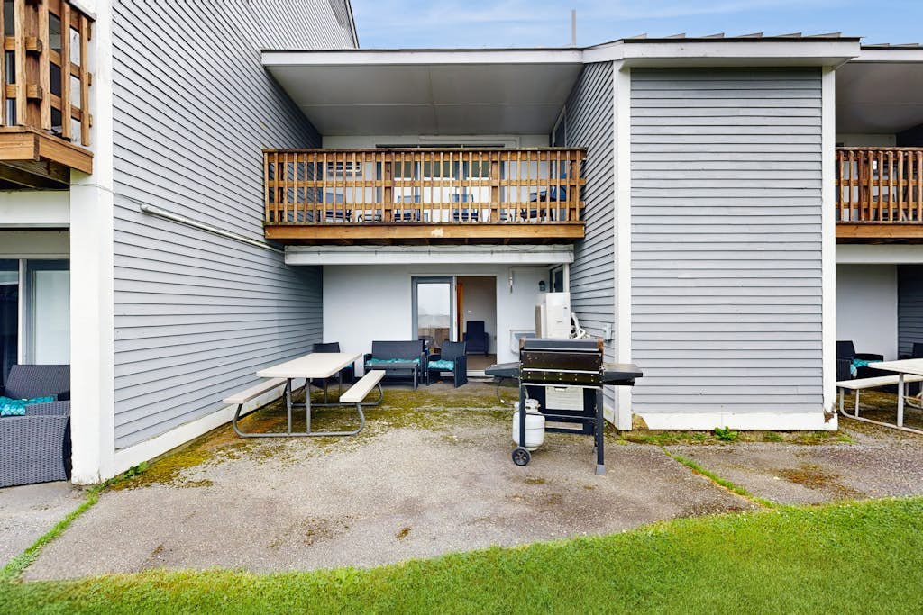 Townhome w/ Bonus Loft, High-Speed WiFi, Partial AC & Full Kitchen