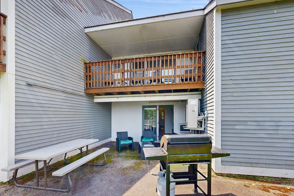 Convenient Dog-Friendly Townhouse w/Bay Views, Fast WiFi, A/C, Gas Grill, & More