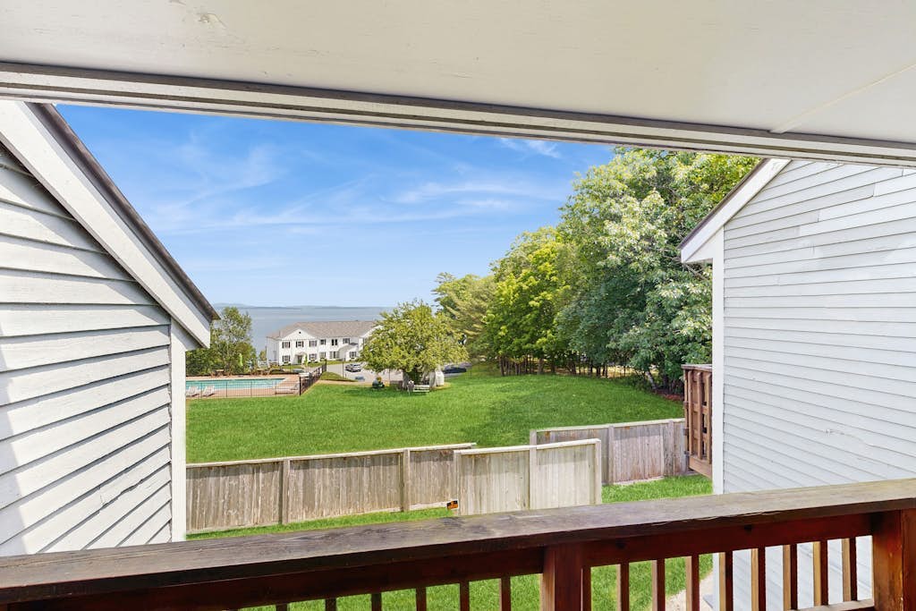 Convenient Dog-Friendly Townhouse w/Bay Views, Fast WiFi, A/C, Gas Grill, & More