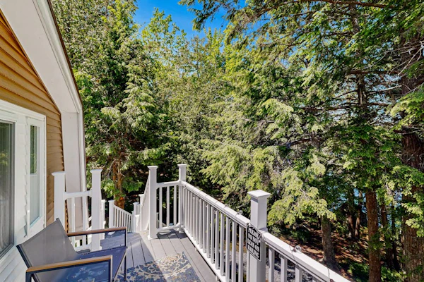 Charming Lakefront Apartment with Deck, Patio and BBQ Grill
