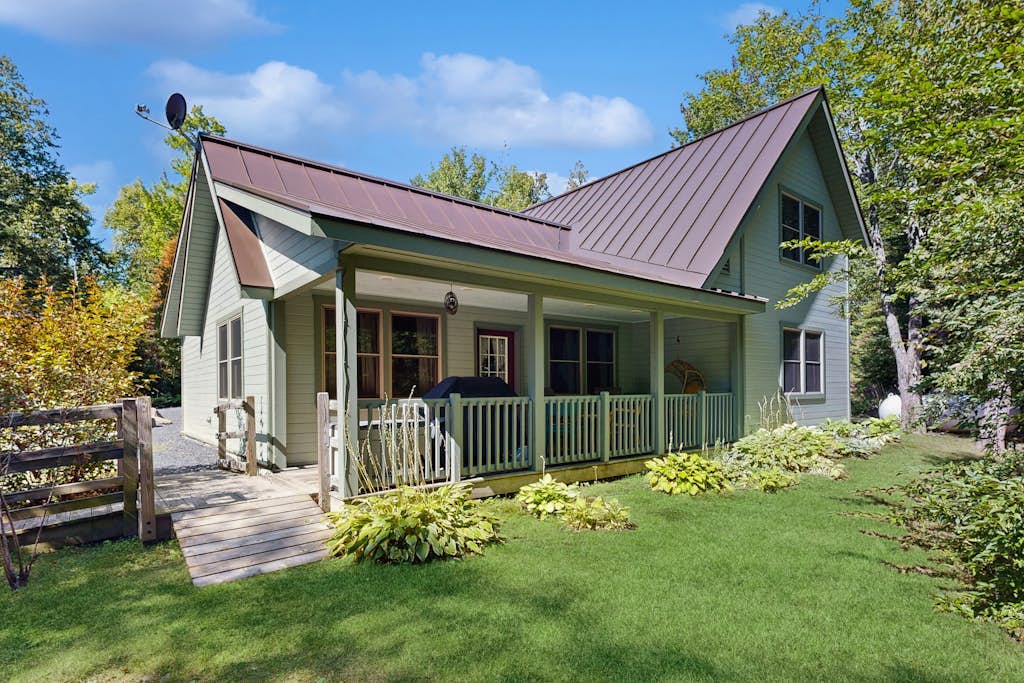10-acre waterfront hideaway with kayak, private dock on Prong Pond & firepit