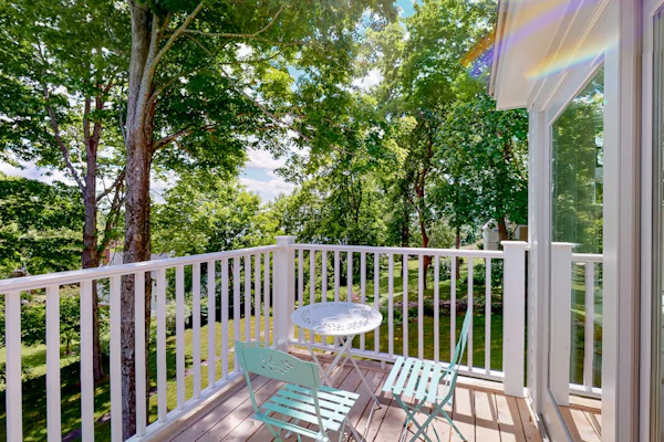 Beautiful home with Ping-Pong, fast WiFi & W/D - walk to dining