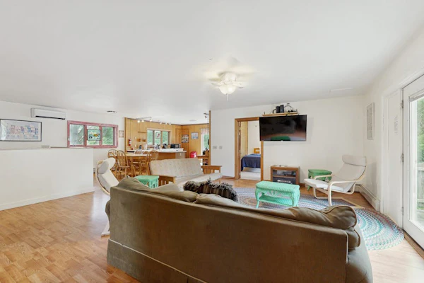 Cute cottage with fast WiFi & full kitchen - 1 mile to downtown & next to Acadia