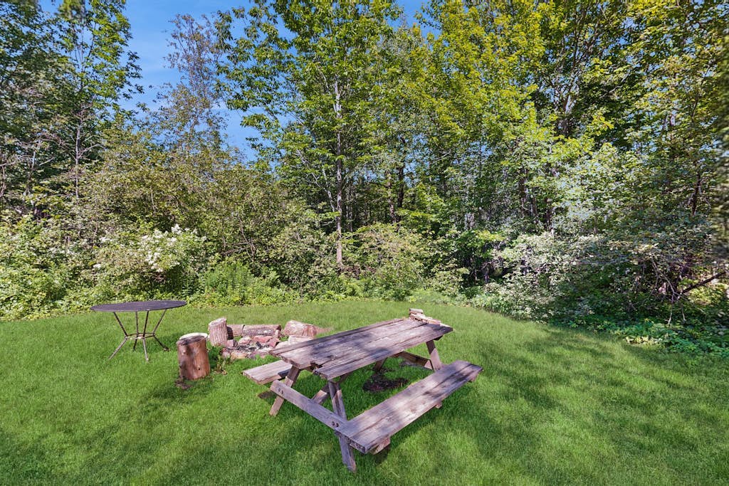 Sunlit cottage next to Acadia - sparkling full kitchen - 1 mile to downtown