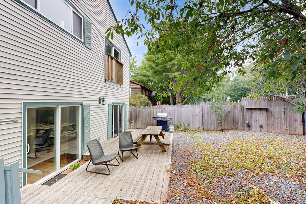 Cozy cottage with fast WiFi & full kitchen - 1 mile to downtown & next to Acadia