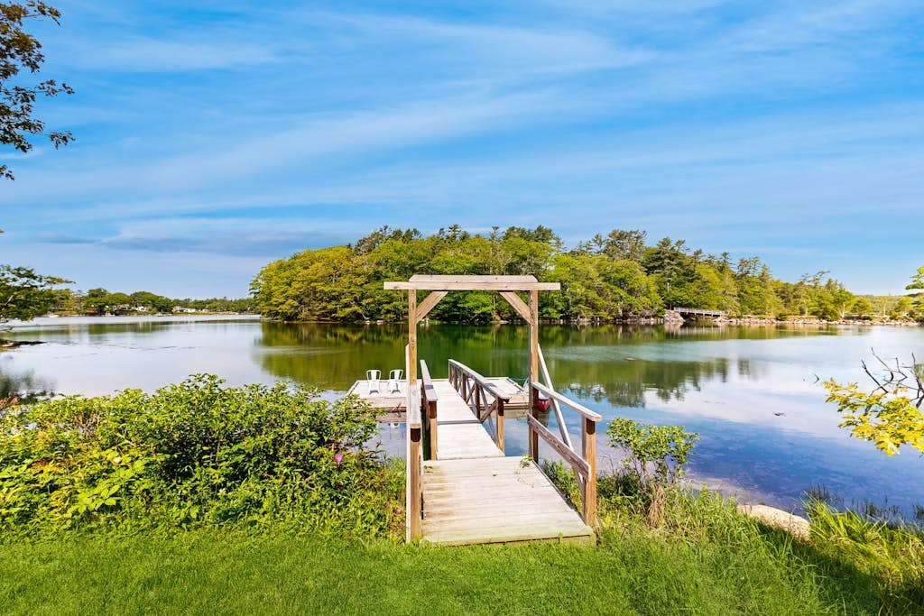 Brand new guest apartment with furnished deck, fast WiFi, dock, & water views