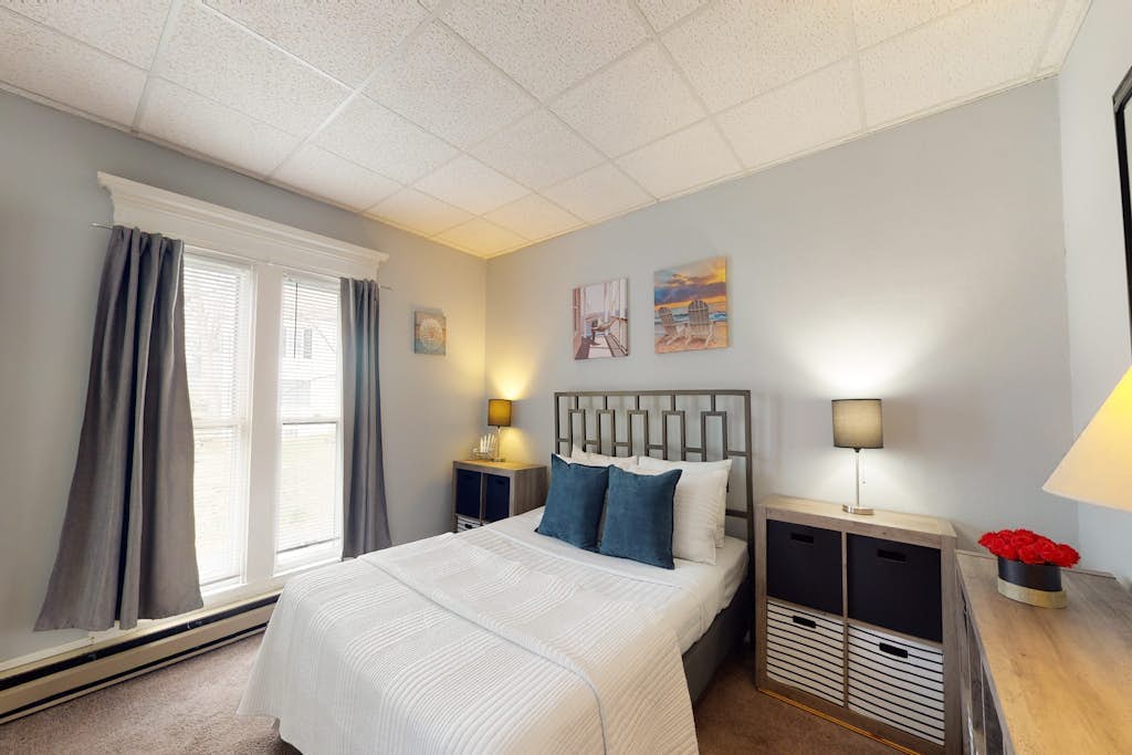 Charming upstairs duplex with fast WiFi, partial AC, & walkable location