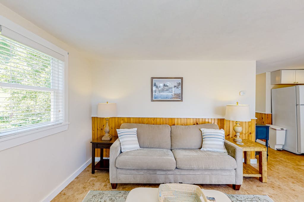 Oceanfront escape with deck, views of Lobster Cove & firepit - walk to town