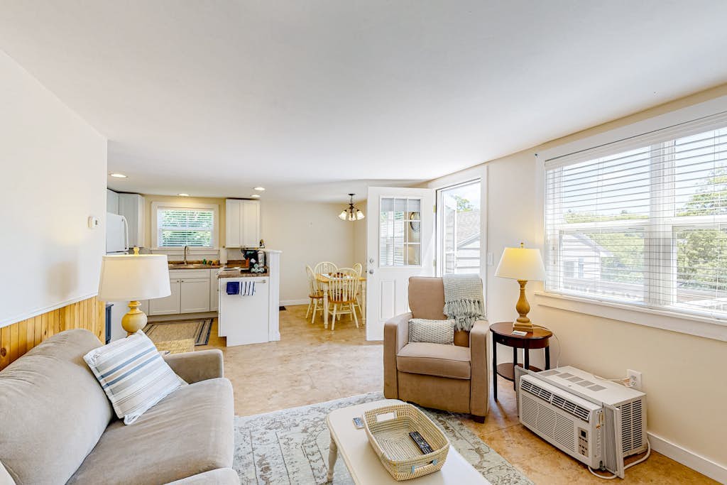 Oceanfront escape with deck, views of Lobster Cove & firepit - walk to town