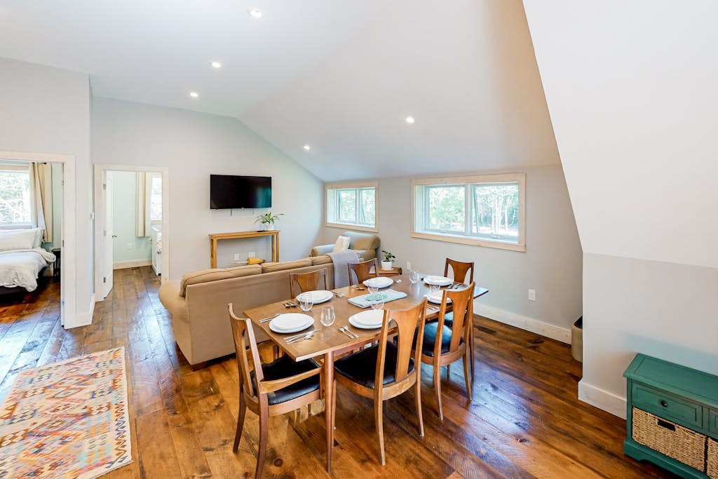 Cozy and modern hideaway - walk to the beach - fast WiFi & washer/dryer