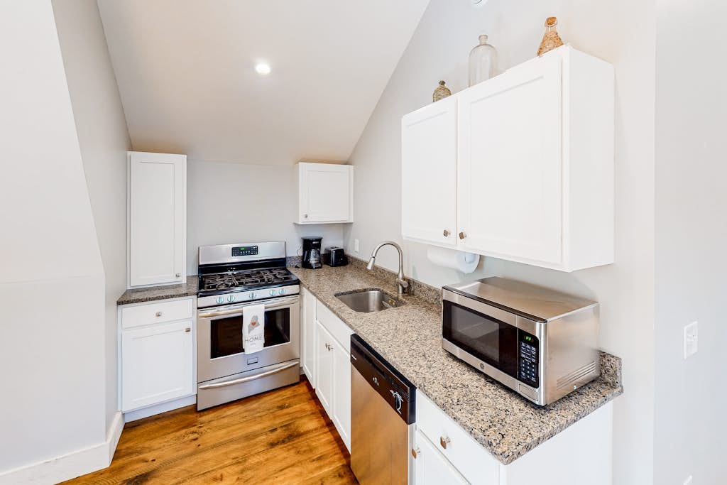 Cozy and modern hideaway - walk to the beach - fast WiFi & washer/dryer