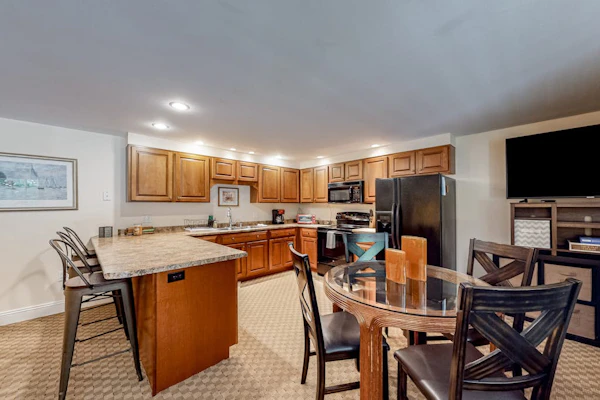 Daylight basement apartment with firepit, grill, & washer/dryer - dog-friendly