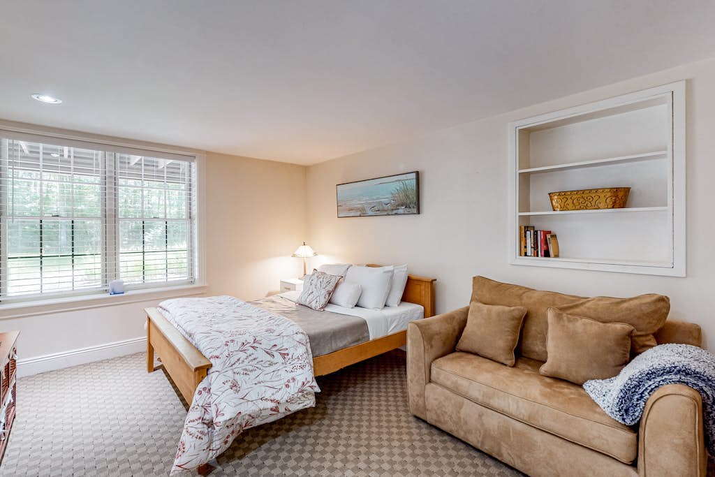 Daylight basement apartment with firepit, grill, & washer/dryer - dog-friendly