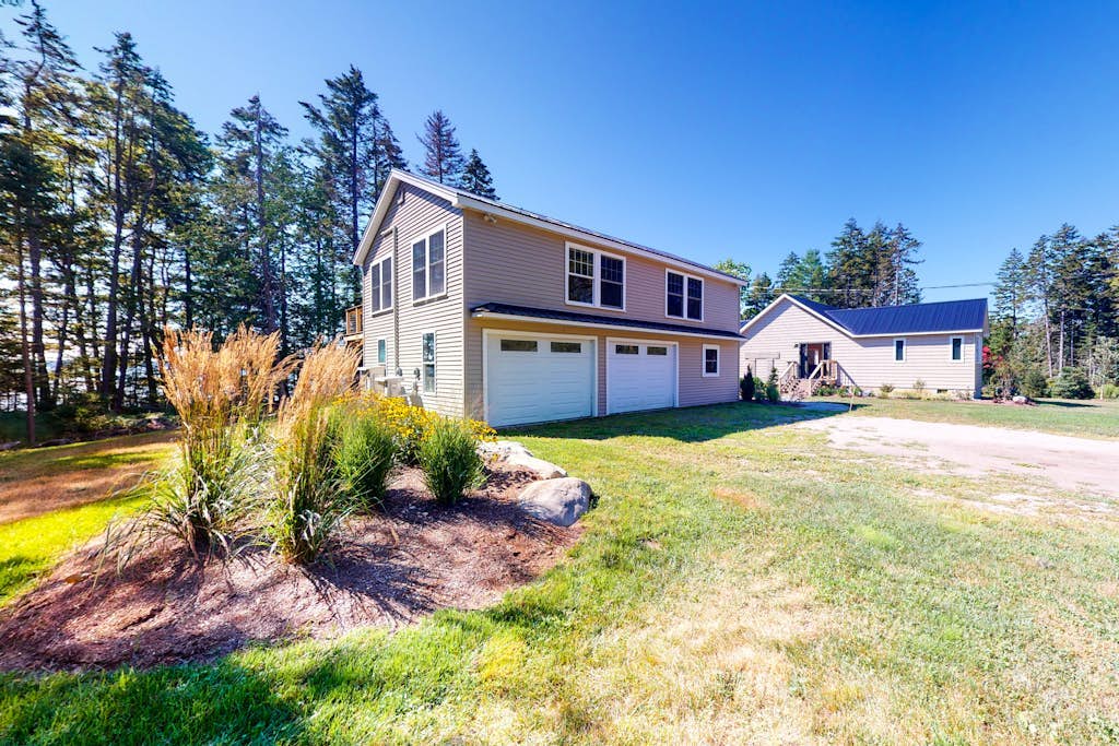 La Vita Semplice- Newly-built waterfront home with fast WiFi, furnished deck, & washer/dryer
